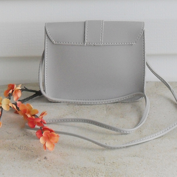 NEW Light Gray Vegan Leather Crossbody Handbag - Picture 6 of 7